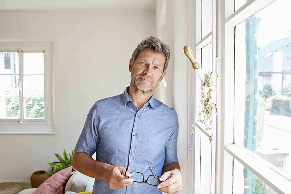 philipp_dimitri_photography-man-portraits-at-home-04